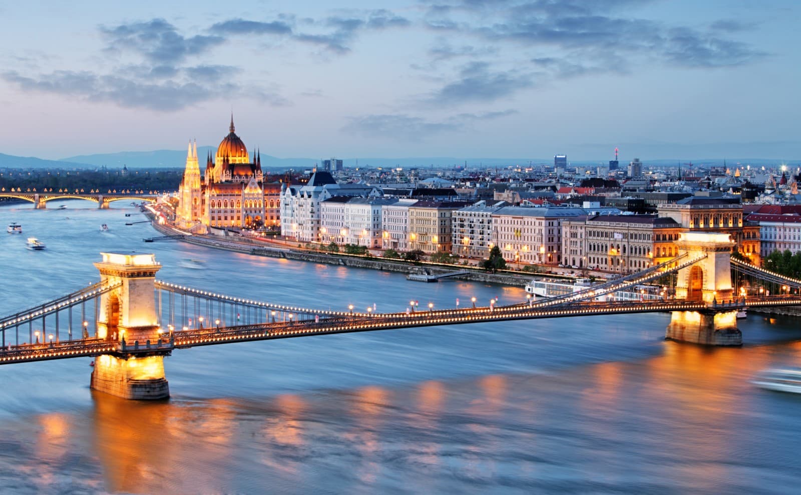 Vista general de Budapest, con el Parlamento y el Danubio