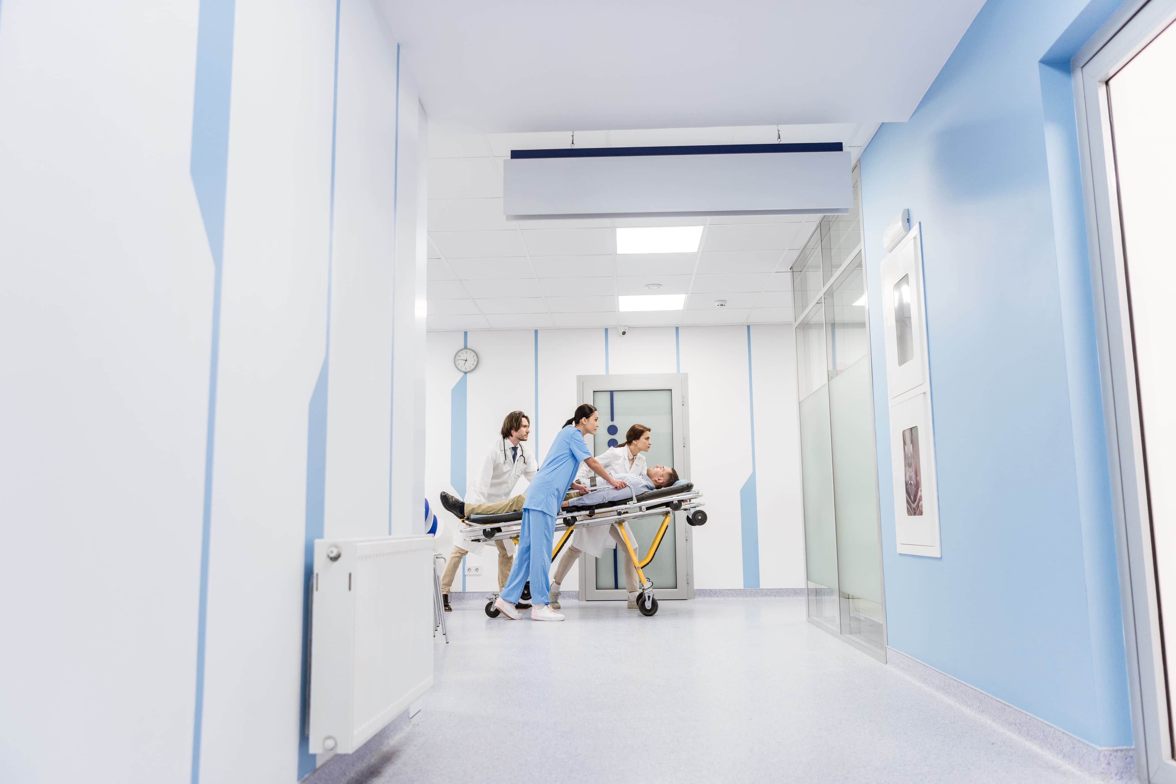 Estudiante médico realizando prácticas clínicas en un hospital suizo con atención al paciente