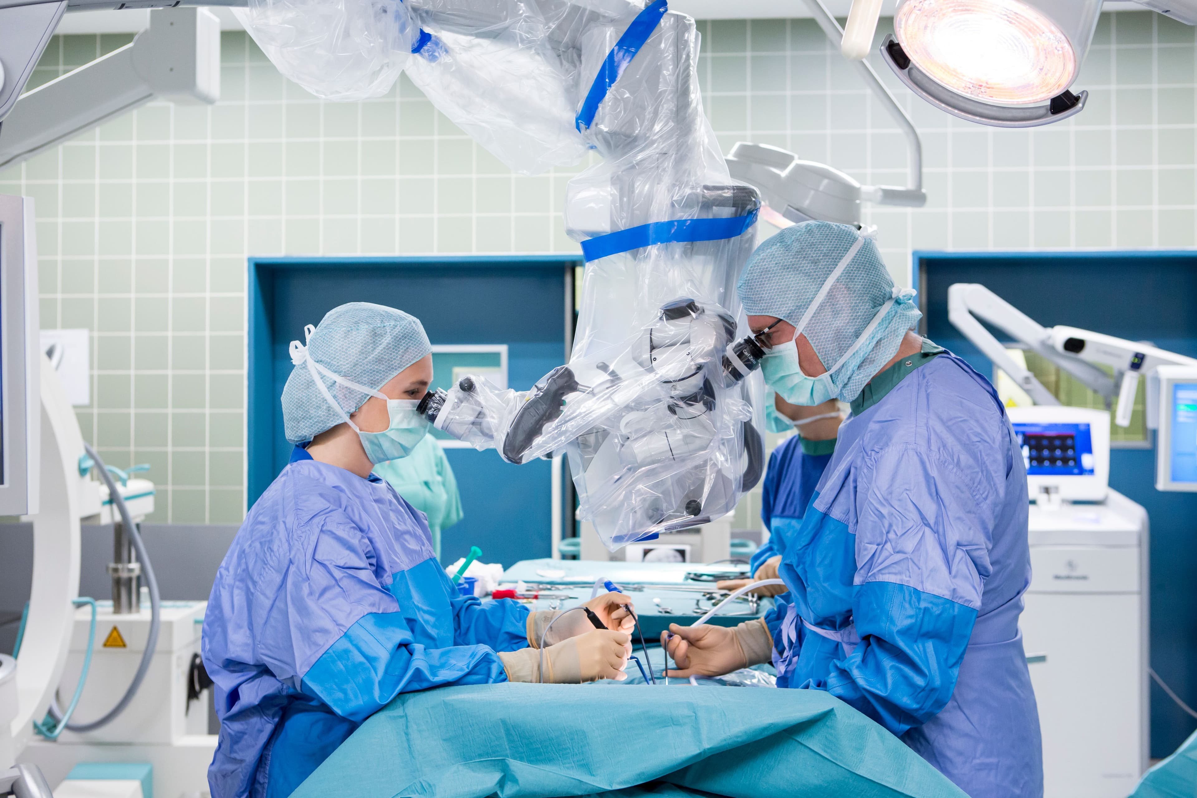 Estudiantes de medicina realizando prácticas clínicas en un hospital europeo en Alemania o Suiza