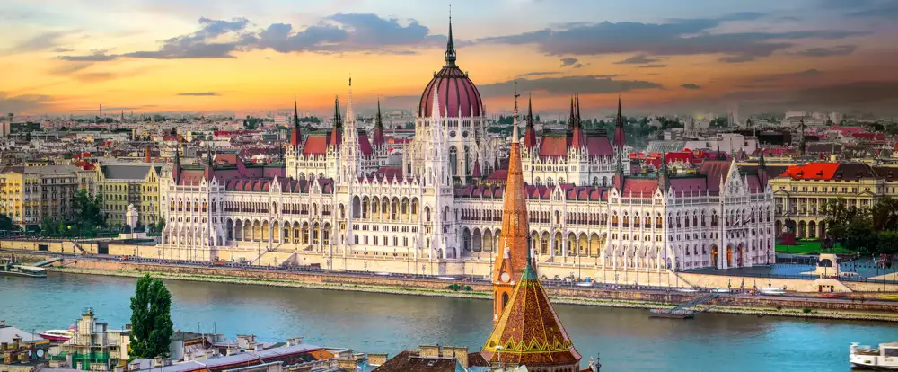 Parlamento de Hungría junto al Danubio, en Budapest