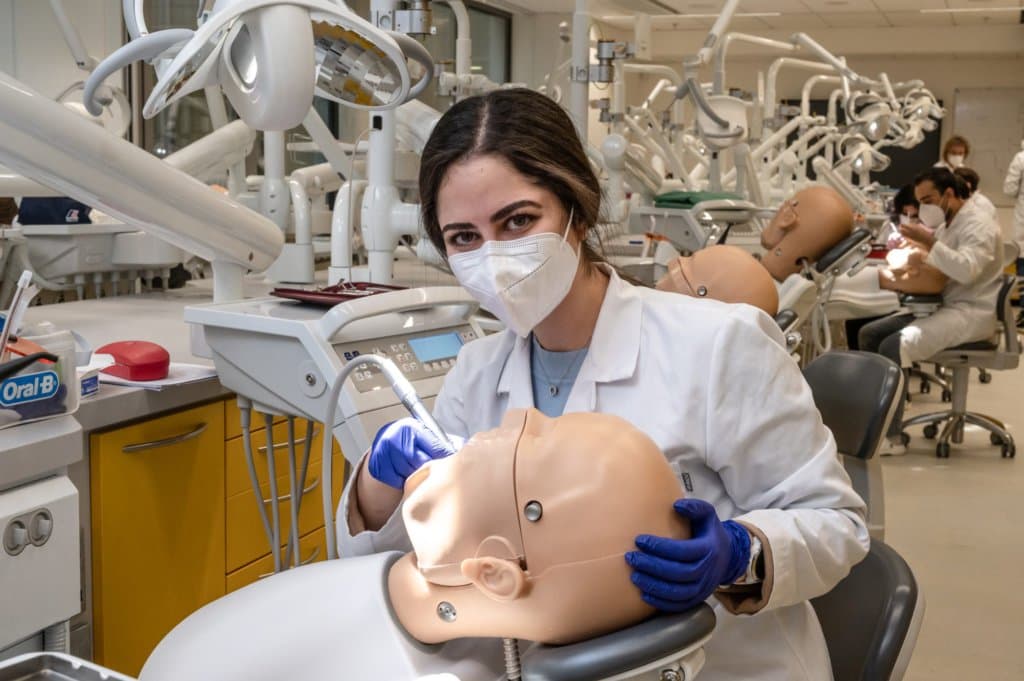 Estudiante de Odontología de DEM