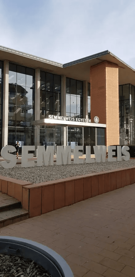 Fachada del edificio principal de Semmelweis University en Budapest