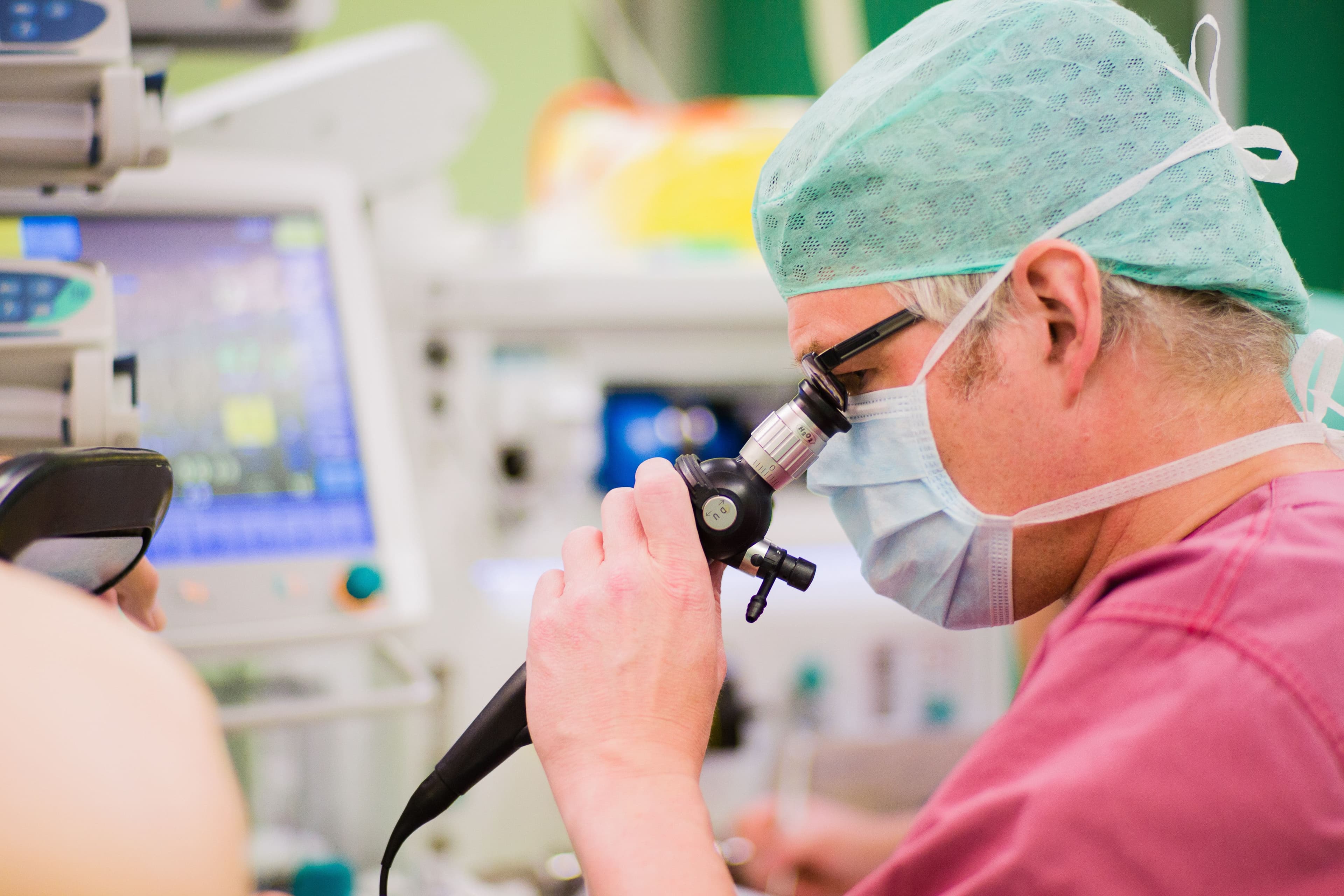 Estudiante de medicina observando atención clínica real durante prácticas hospitalarias europeas