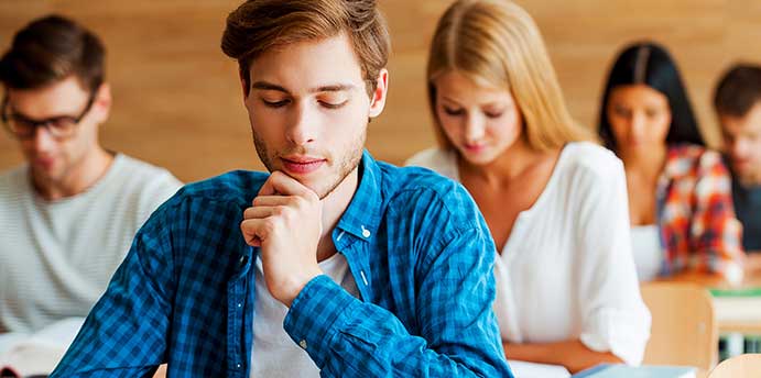 estudiante en pruebas de acceso donde estudiar medicina