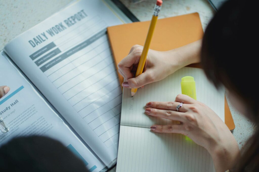 estudiante tomando apuntes
