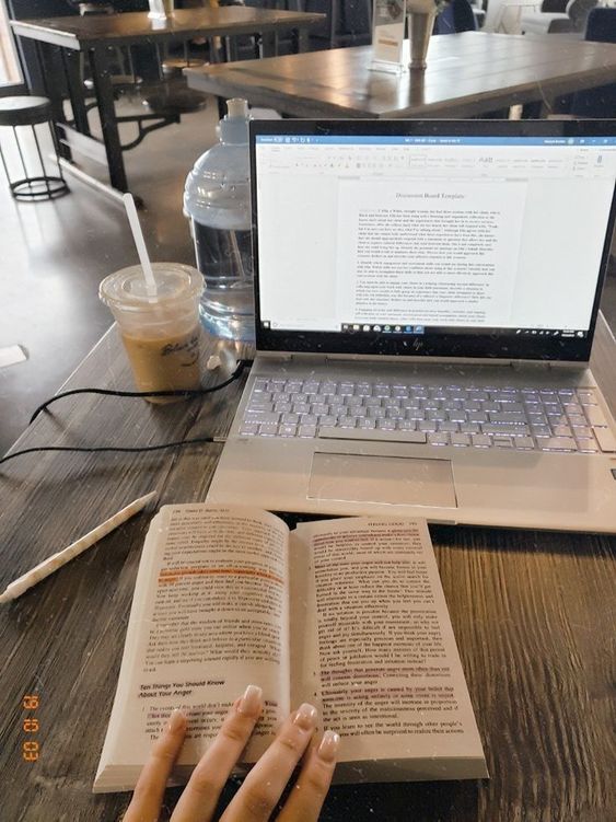 estudiante en la cafeteria